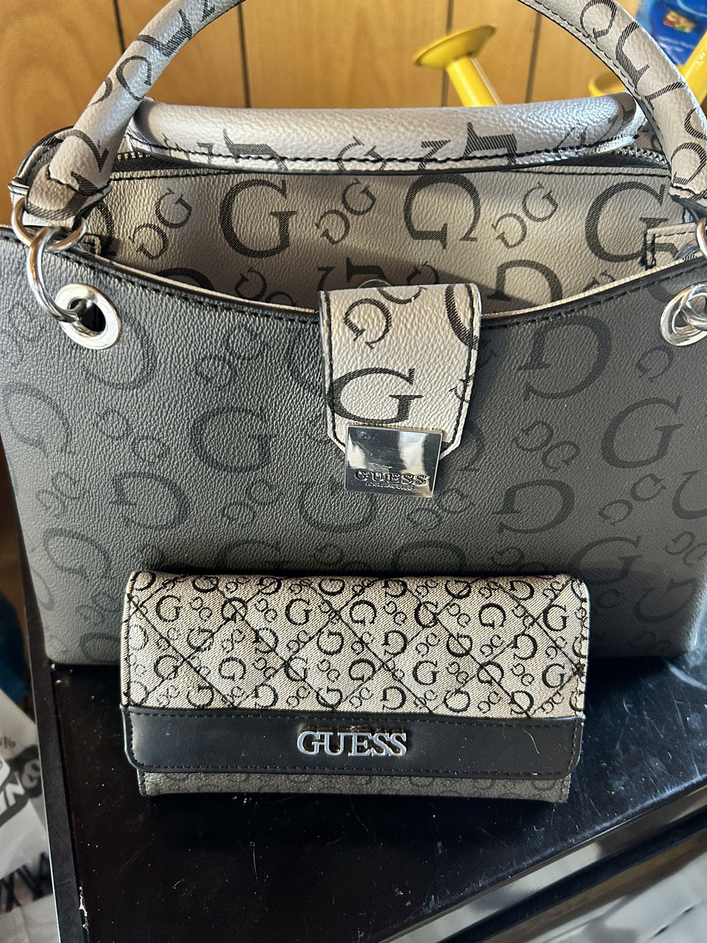 Guess Purse And Matching Wallet 