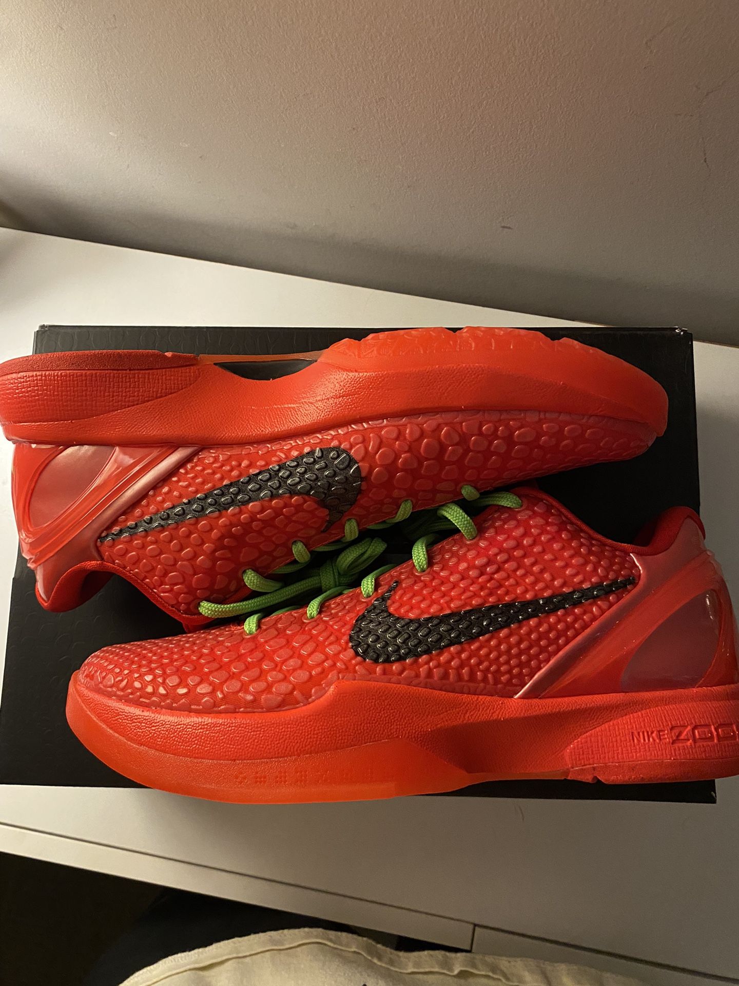 KOBE VI REVERSE GRINCHES 