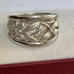925 Sterling Silver & Diamonds Beautful Ring.  Size 8.