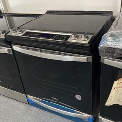 New Scratch And Dent Whirlpool 5 Burner Glass Top Black And Stainless Steel Slide In Range. 1 Year Warranty 