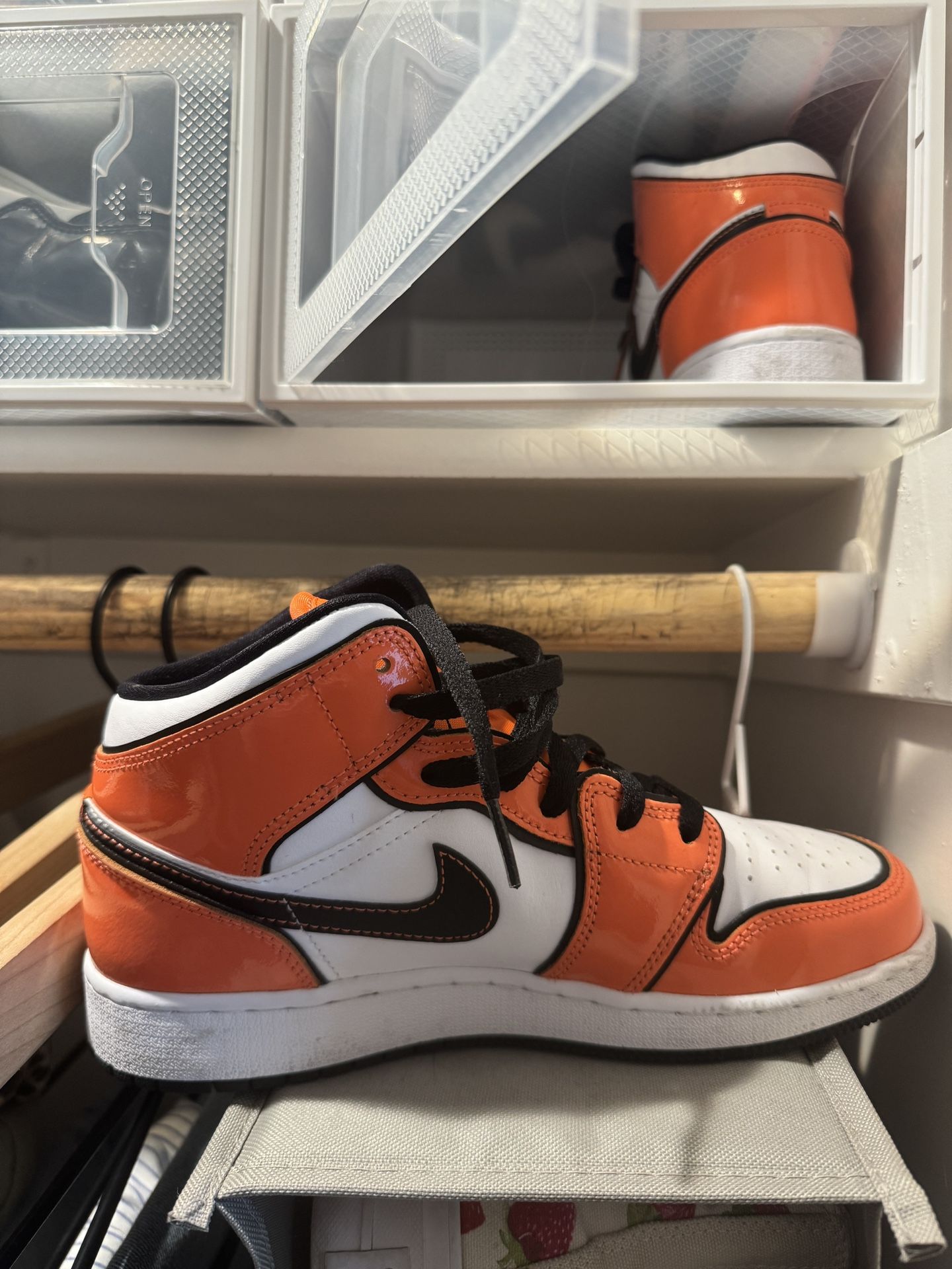 Nike Air Jordan 1 Mid SE Turf Orange White Black BQ6931-802 GS Size 5.5Y