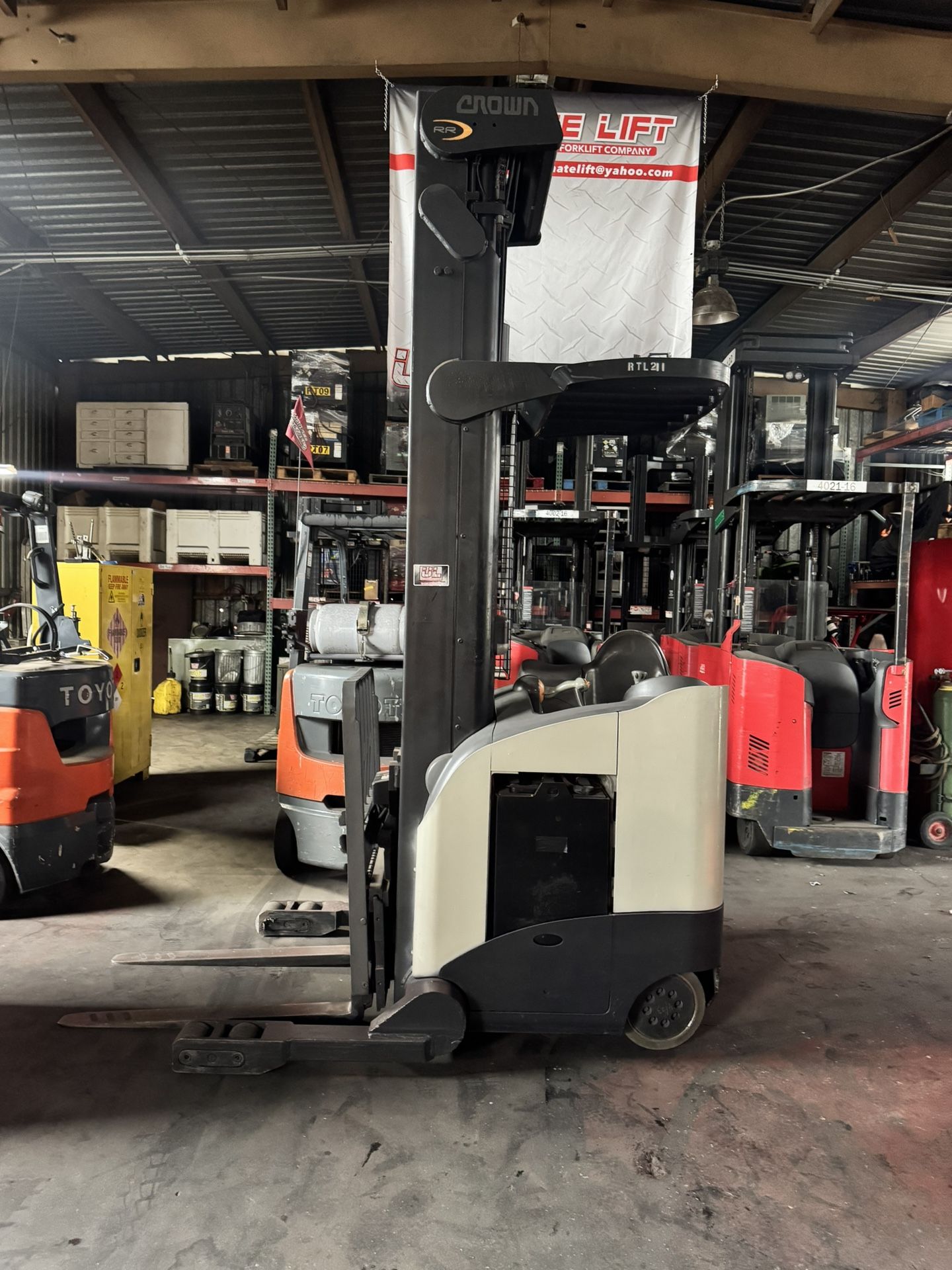CROWN REACH FORKLIFT