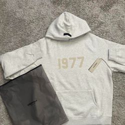 🔥 FOG Essentials 1977 Hoodie Light Oatmeal – Size Small | Rare Color | LAST ONE | $65 OBO