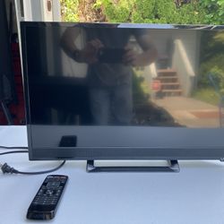 VIZIO 24in Smart TV/ Model E241i-B1
