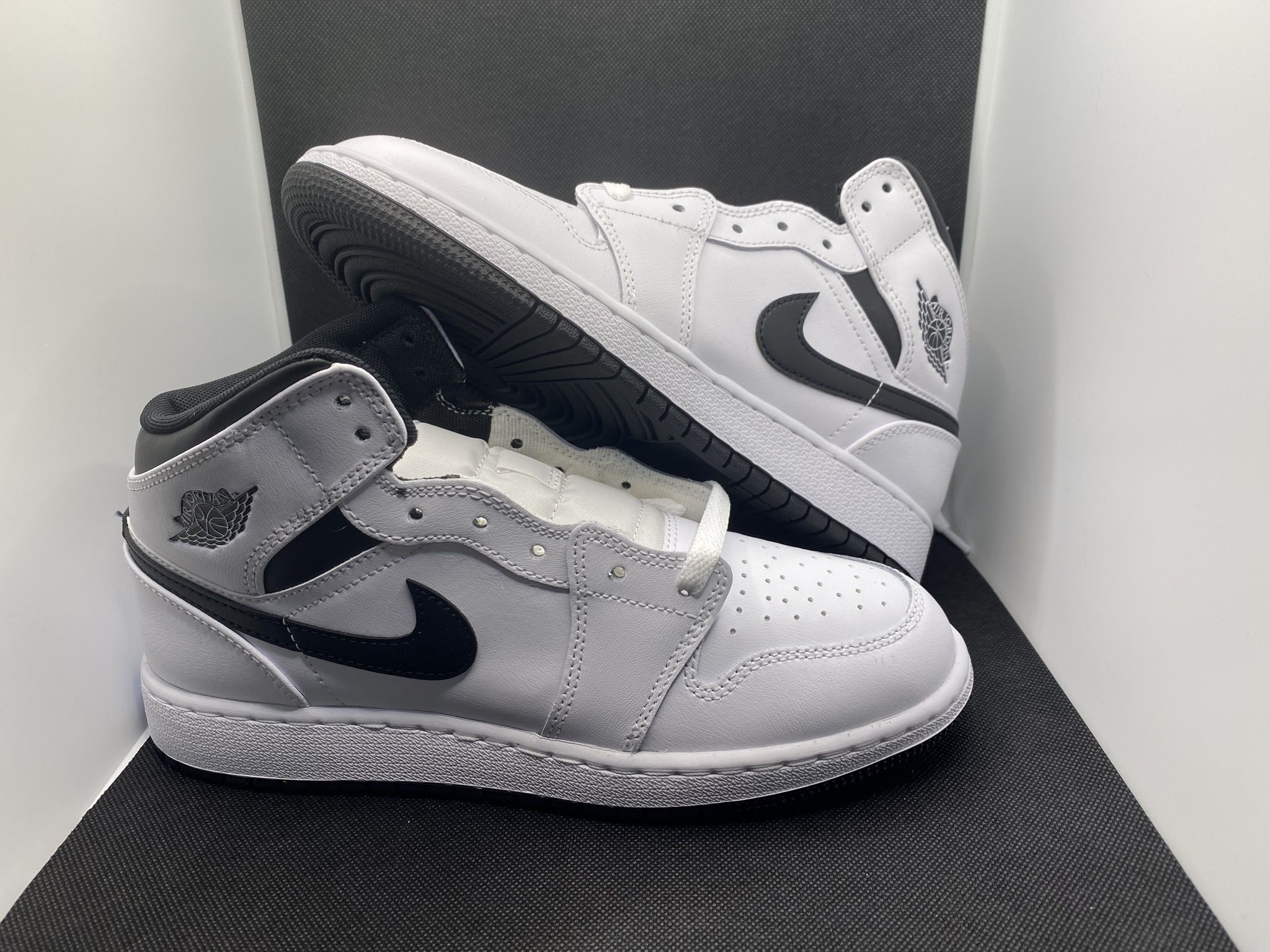 🔥NEW🔥 KIDS JORDAN AIR JORDAN 1 MID (GS) - 6Y