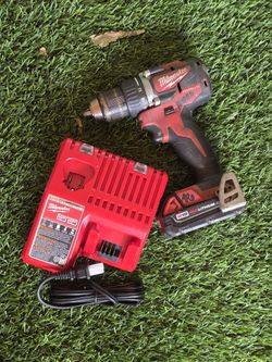 Milwaukee Taladro Con Bateria Y Cargador