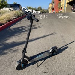 E SCOOTER 20MPH 30 MILE RANGE