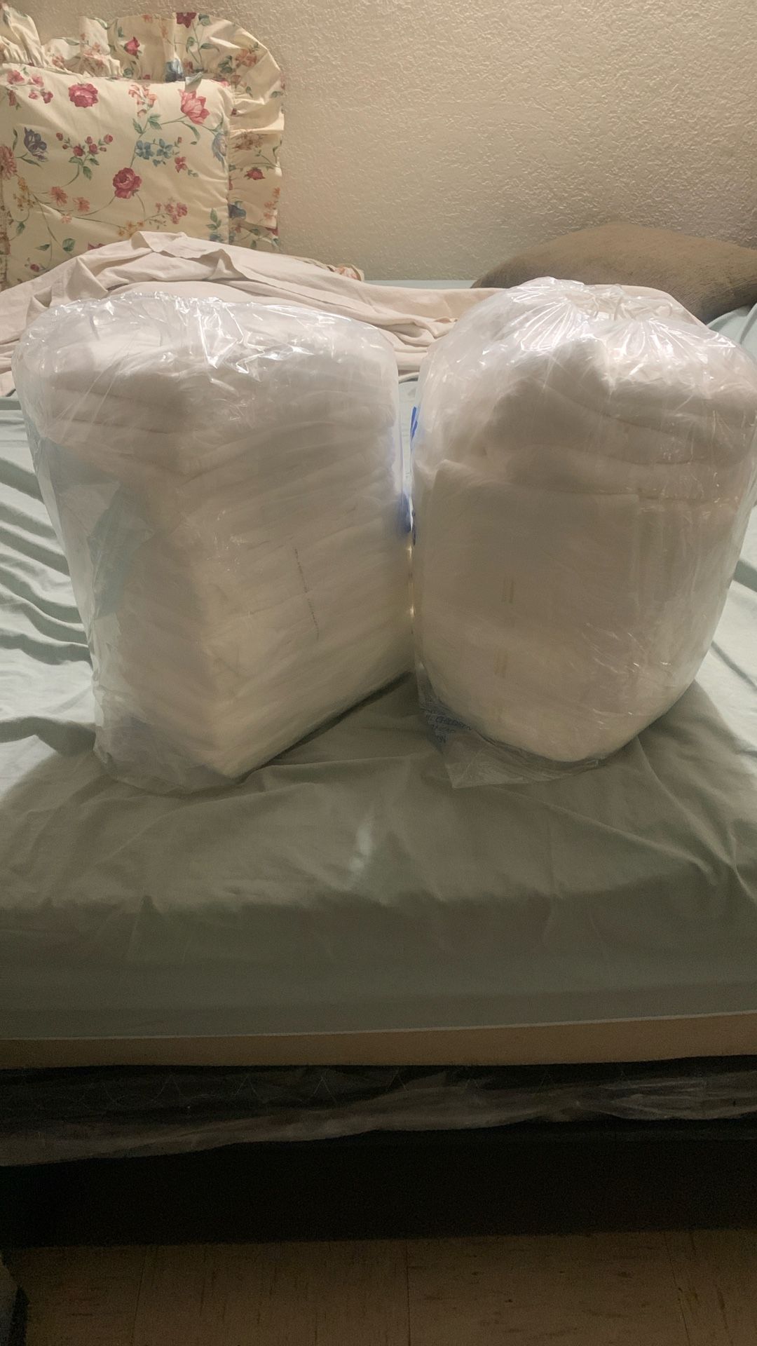 đź’•2 BAGS OF ADULT DIAPERS & 2 CUSHION MATTRESSđź’•