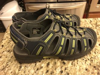 Youth boys size 3 new Khombu sandals