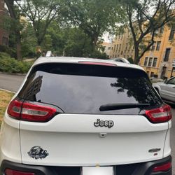 Jeep Cherokee 2014  white color  Front-wheel drive six-cylinder