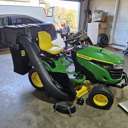 John Deere S170 48-in 24-HP V-Twin Gas Riding Lawn Mower W/Bagging System Mulching Cover Manual Less Than 3hrs Use On Tractor See Pictures