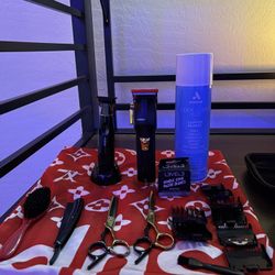 Hiena Pros Professional Clipper Set , Willing To Work Price If Interested  Give  Me Any Price Doesn’t Matter 