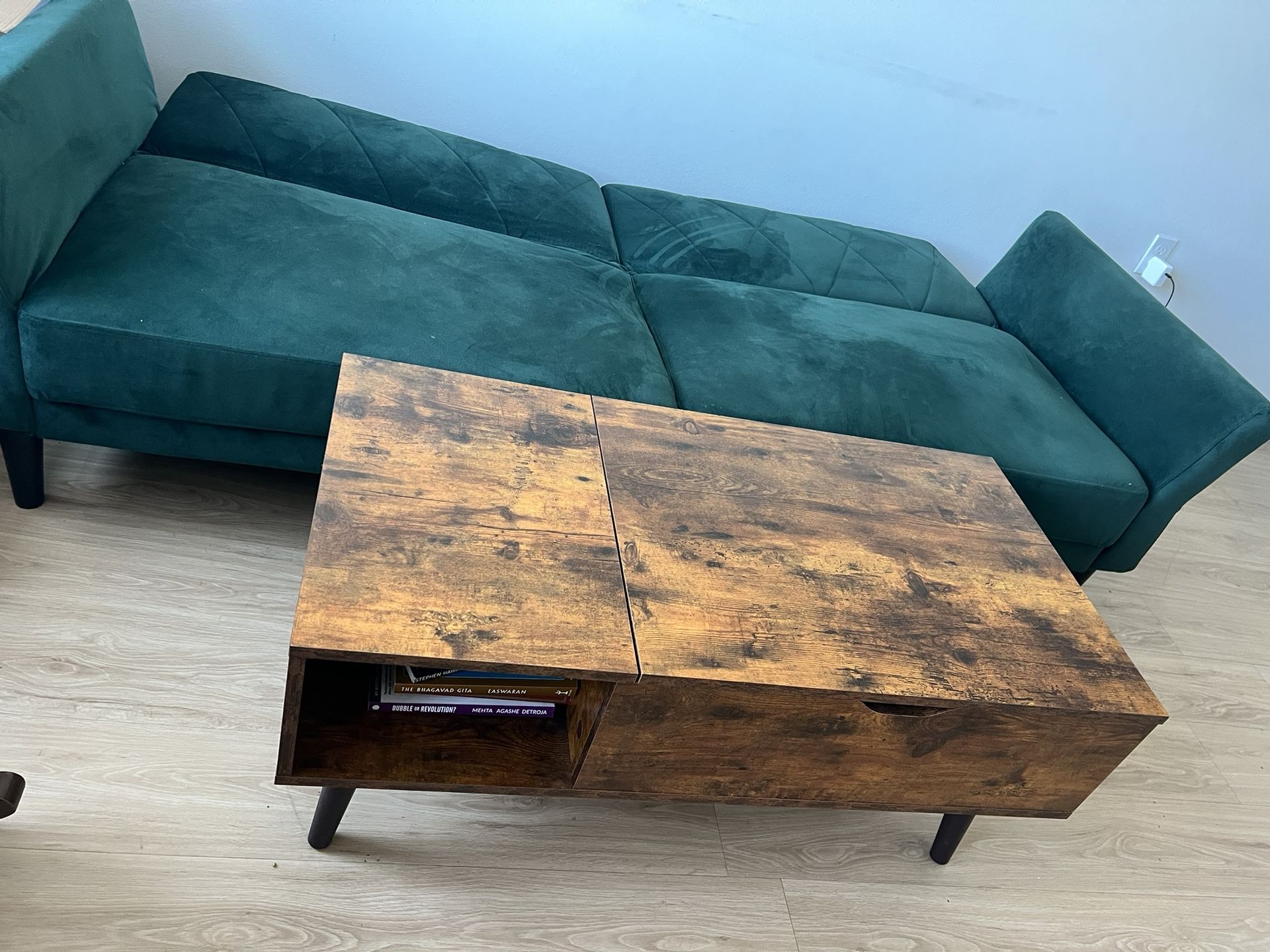Like New Coffee Table With Storage