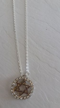 IMITATION SILVER NECKLACE OR PIN.