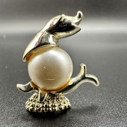 Vintage faux pearl with silver tone brooch 