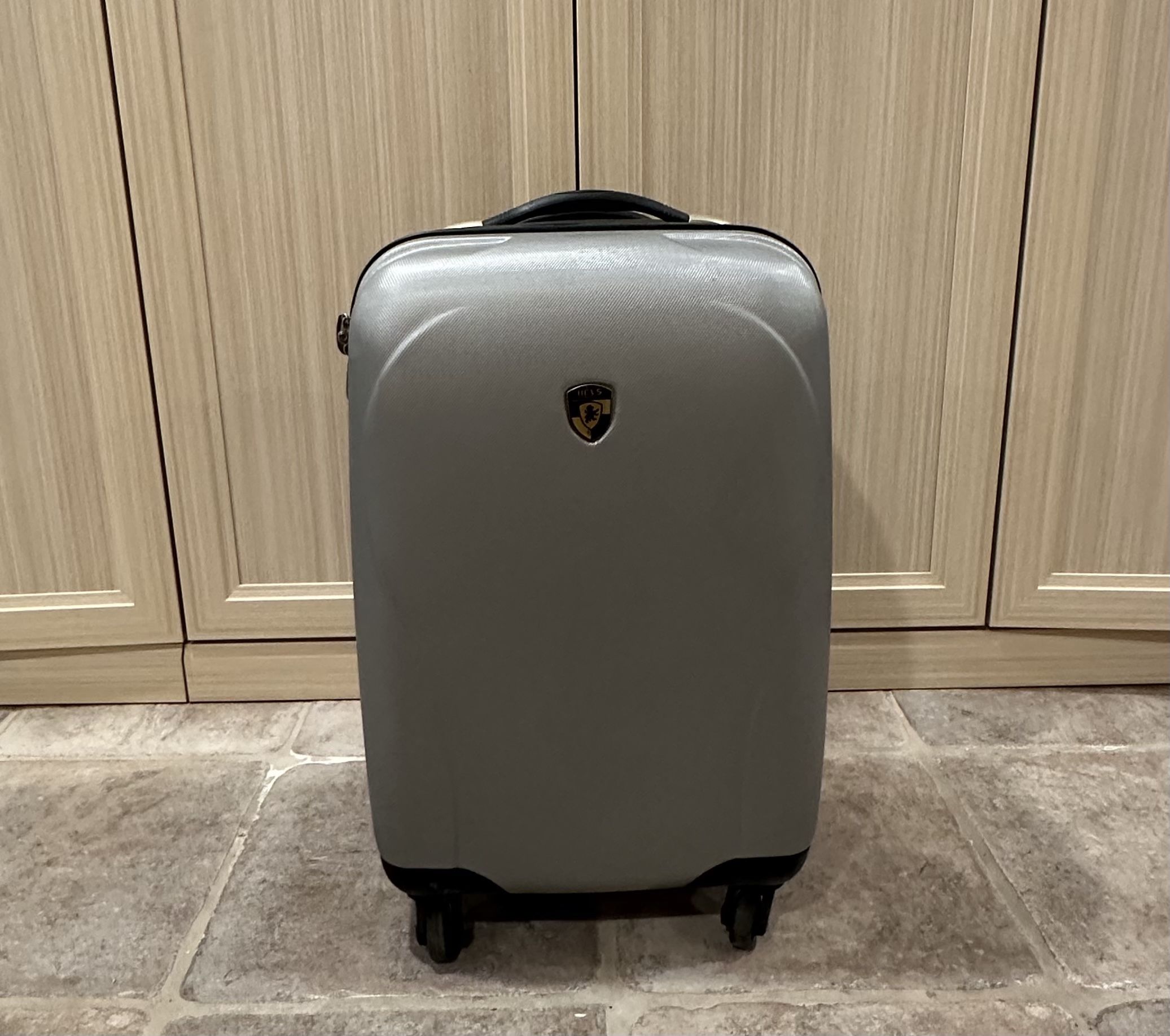 Heys Silver Carry-On Suitcase β Like New! βοΈ