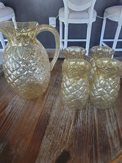New Adorable Whimsical Acrylic Pineapple Pitcher & 4 Matching Cups.