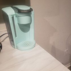 KEURIG COFFEE MAKER