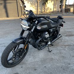 Moto Guzzi V7 Stone