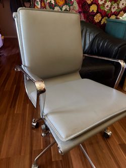 Comfortable swivel chair