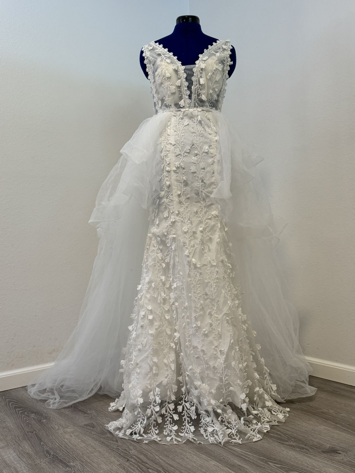 Brand new Gorgeous Lace Fit Wedding Dress