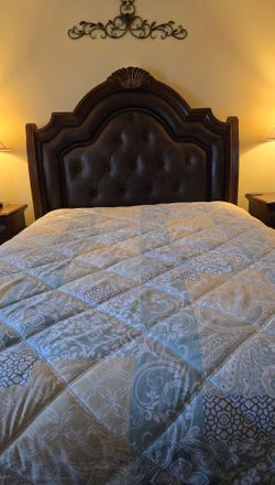 Beautiful Pld World Style Queen Bed with Headboard, Footboard, Wood Side Rails & Mattress