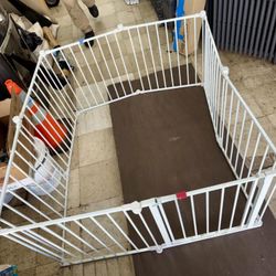 Regalo Extra Wide Child/pet gate AND Play Yard 25 Feet Long