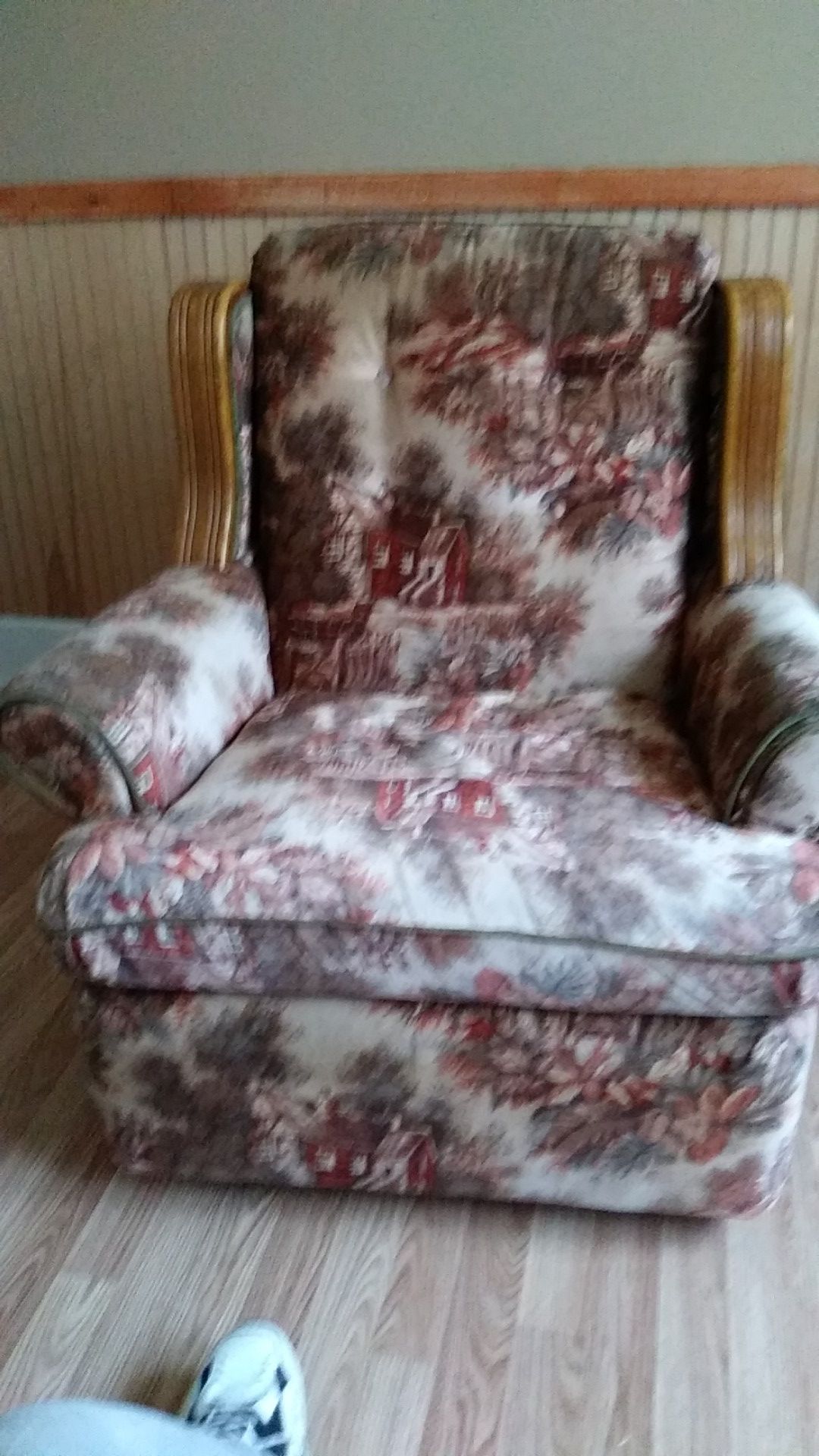 Very nice chair for sale . you must pick up very light.