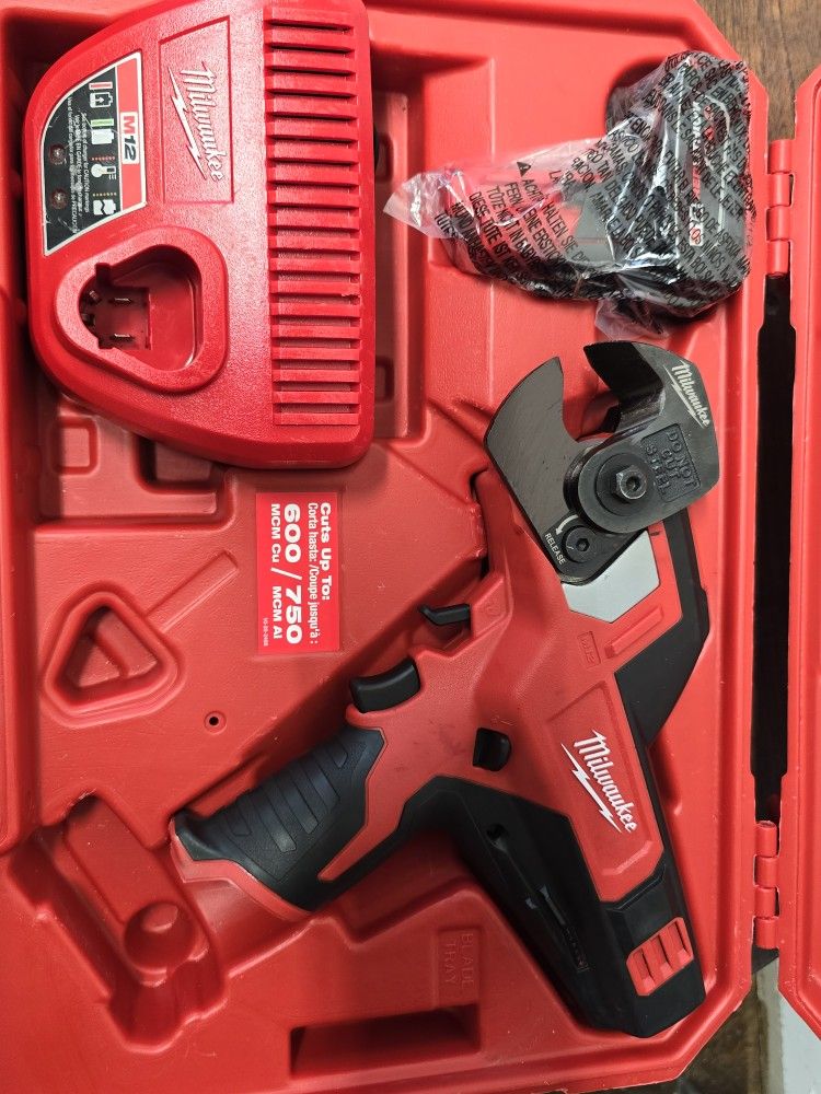 Milwaukee
M12 12V Lithium-Ion Cordless 600 MCM Cable Cutter Kit with One 3.0Ah Battery, Charger and Hard Case
