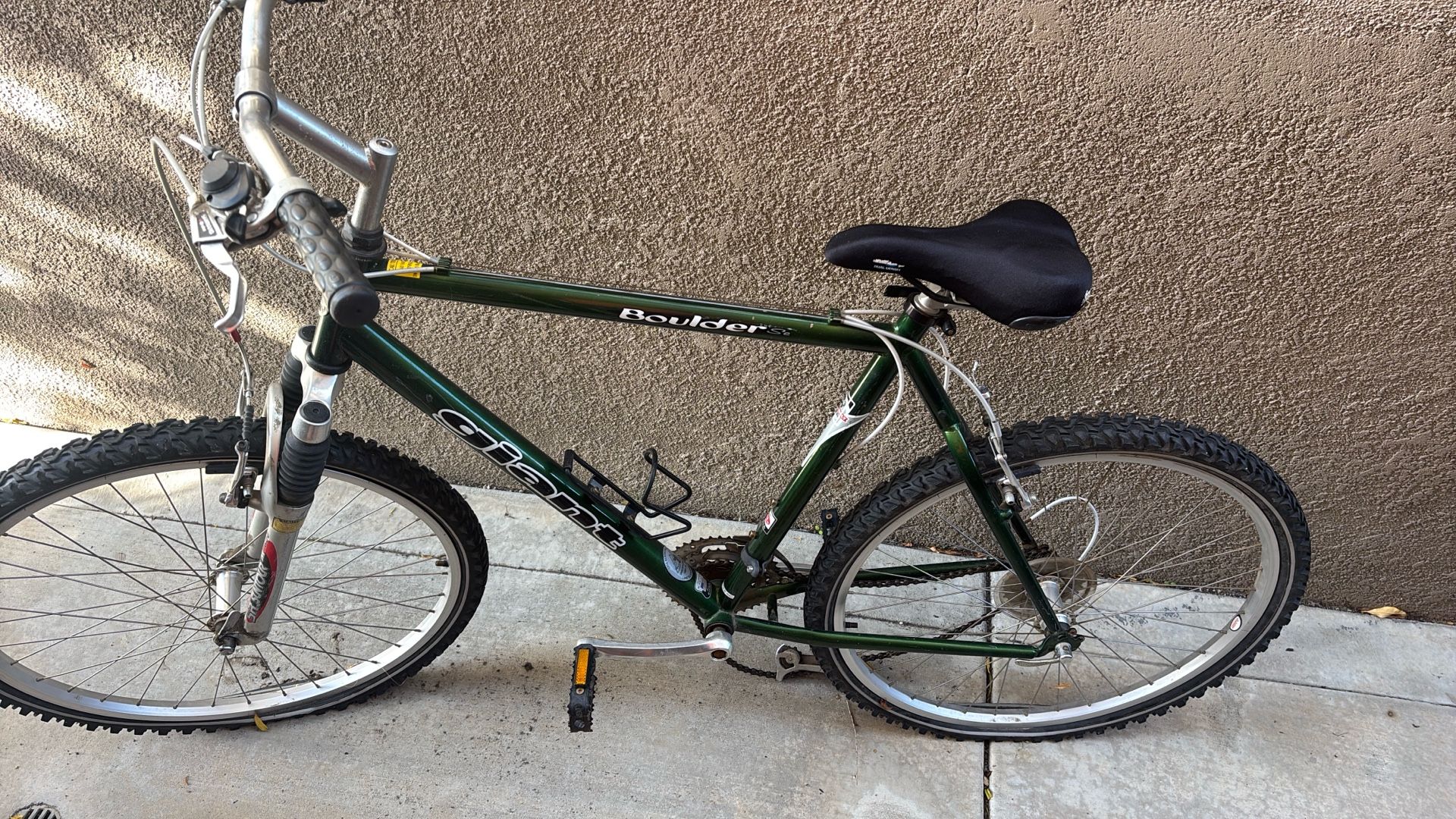 Giant -Boulders Se 21 Speed Mountain Bike 