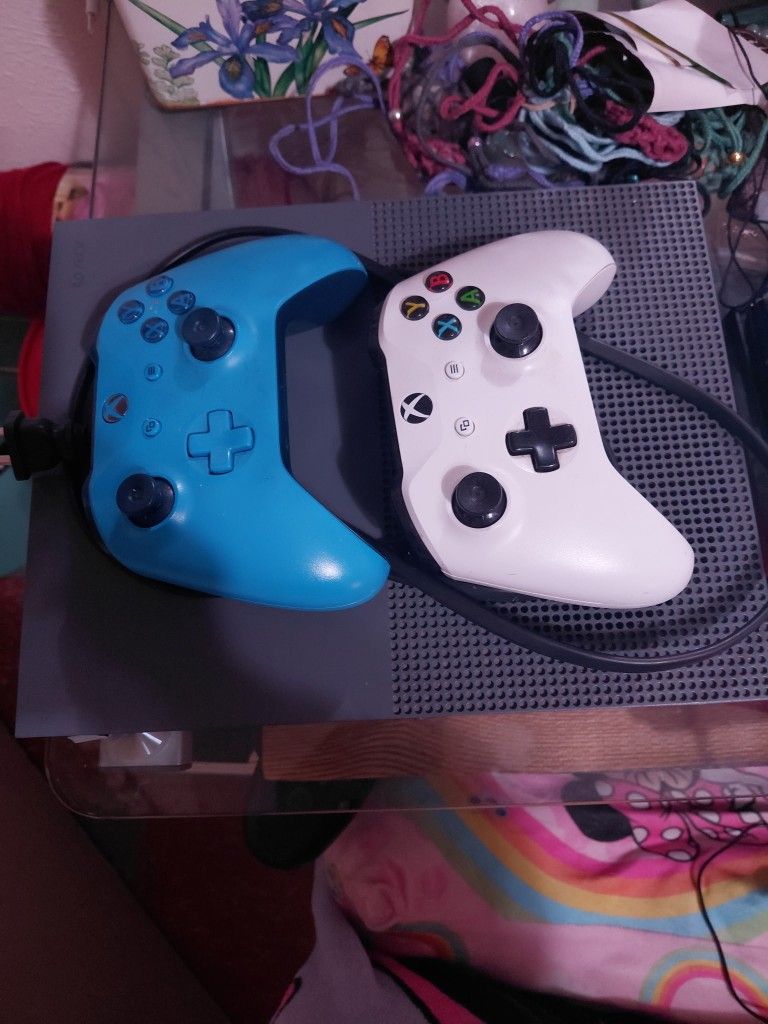 Xbox One S (500GB) With 2 Controllers, Wireless Gaming Headphones With Built In Microphone 