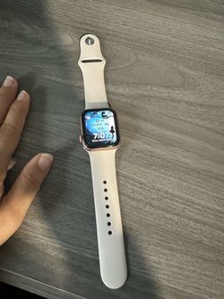 Apple Watch Rose Gold with White Sport Band