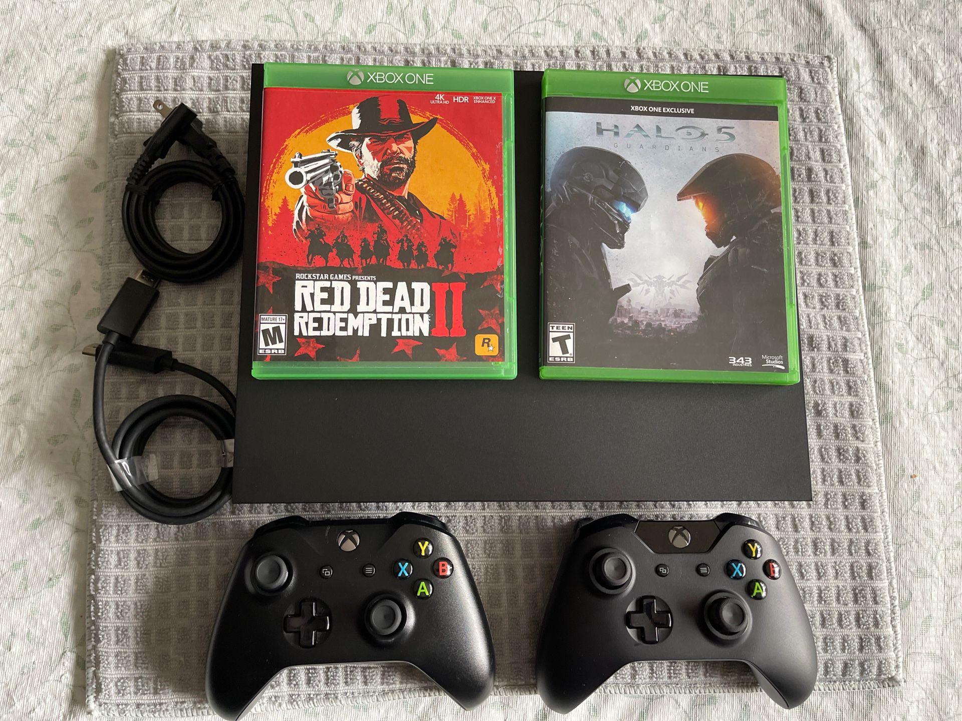 Xbox One X 2 Controllers 2 Games 