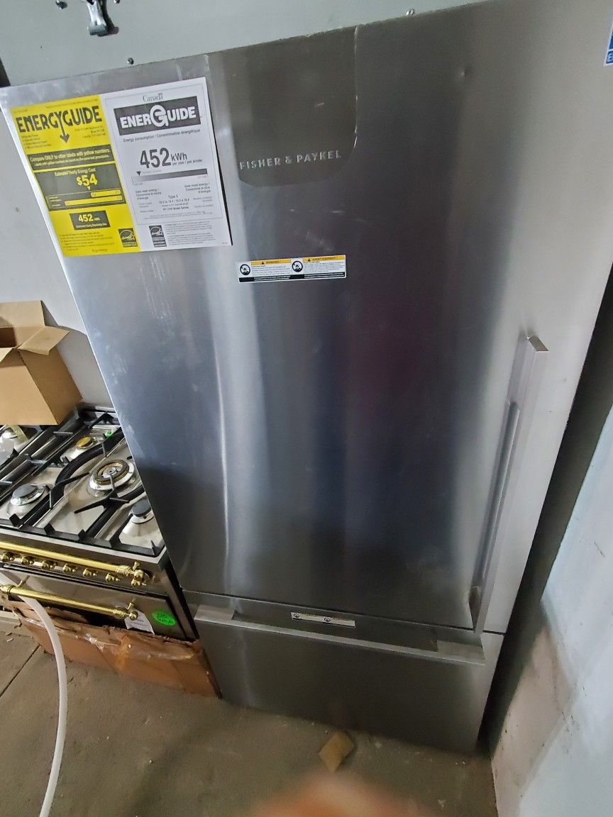 FISHER PAYKEL NEW OPEN BOX WARRANTY  31 INCHES NEW BOTTON FREEZER WITH ICE MAKER  COUNTERDEPTH  READY TO DELIVER. NEW WARRANTY 1 YEAR MANUCFATURE WARR
