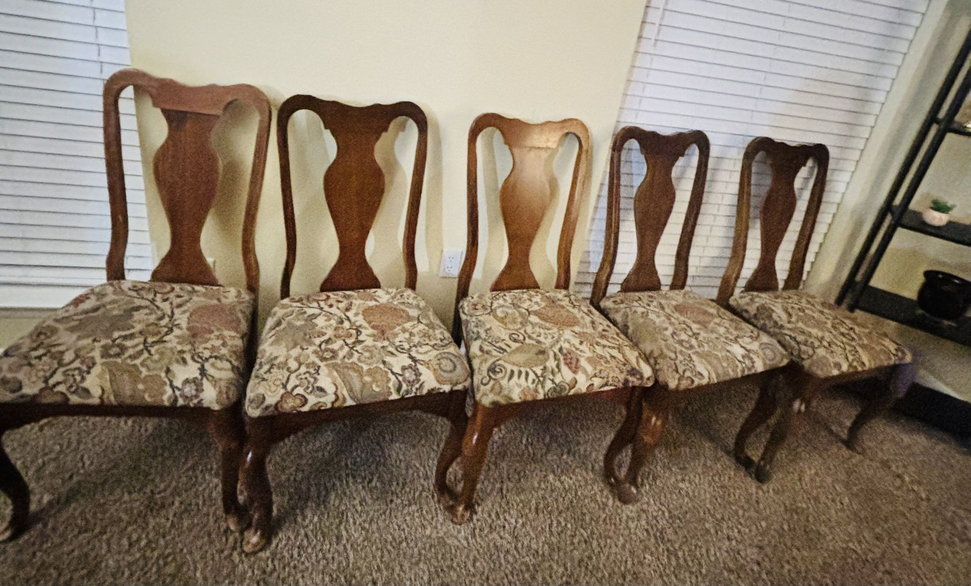 set of 5 solid wood dinning chairs no rip no stains smoke pet free home