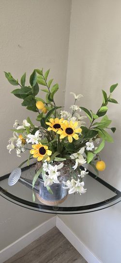 Bonito arreglo de flores con limones