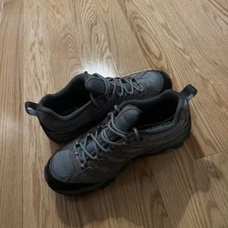 9.5 Women’s Merrell Hiking Shoes (BRAND NEW)