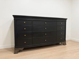 ✨ Grand-Scale Triple Dresser - Free Delivery ✨