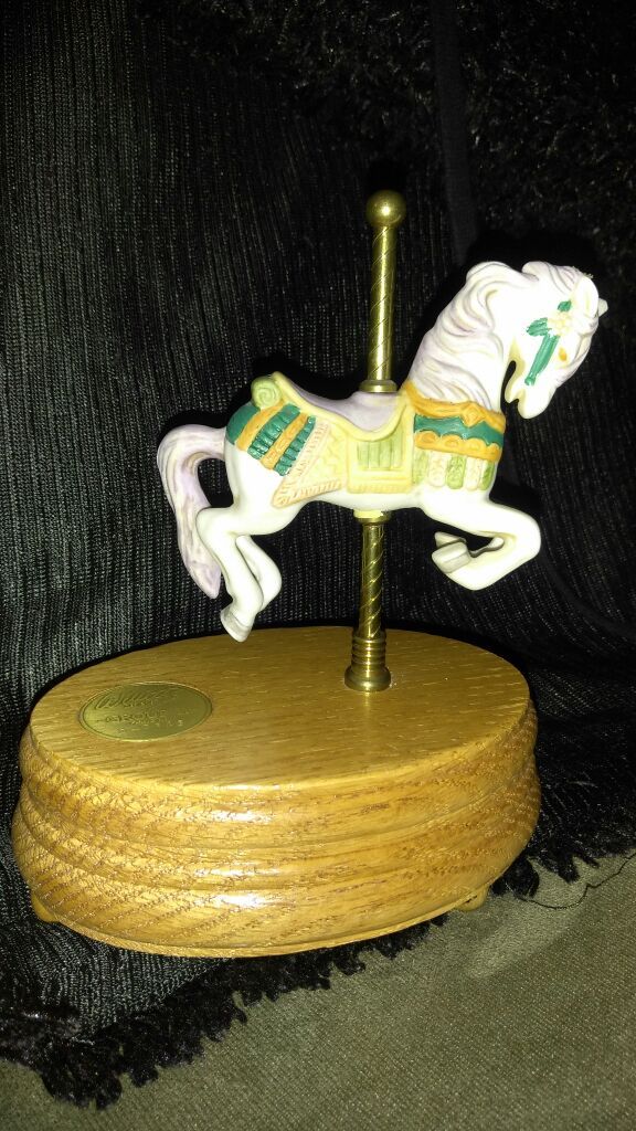 WILLITTS DESIGNS GROUP II CERAMIC. CAROUSEL HORSE MUSIC BOX # 2- 2343