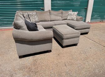 Free Delivery - Beautiful Sectional Set