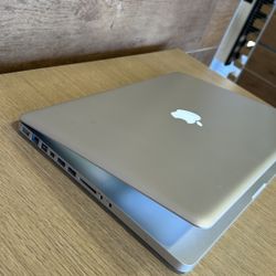 Apple MacBook Pro 15” i7/8GB/256GB SSD $180 