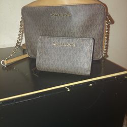 Micheal Kors Purse/ Wallet $125.00.first Come First Serve. Must Pick https://offerup.com/redirect/?o=VXAuYnk= 90/cupples Area
