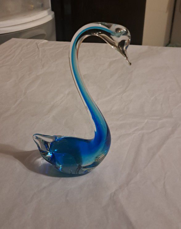 Beautiful vintage hand blown  glass Swan figurine.
