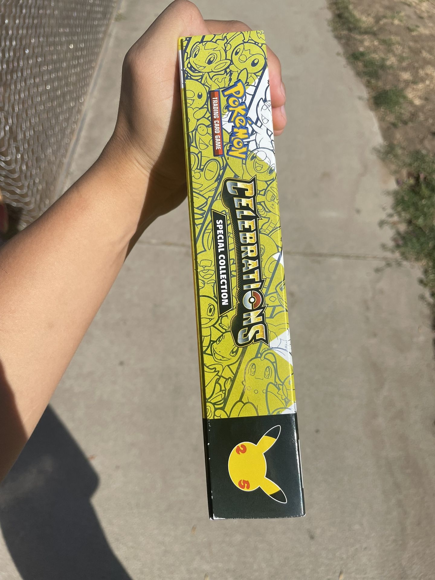 pokémon trading card game celebrations special collection pikachu v union Pokemon TCG - 1 Oversized Card featuring the complete Pikachu V Pikachu V-UNION - 025/028 (Top