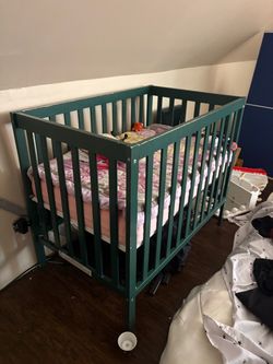 Adjustable crib- mattress included