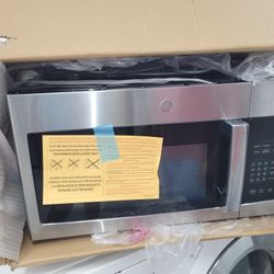 GE Microwave   Brand New .