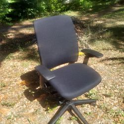 VERY NICE ADJUSTABLE STEELCASE AMIA OFFICE CHAIR 