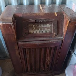Vintage Record Player Radio.  Read Description For Pickup Location And More Info. 