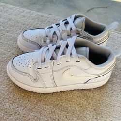 GIRLS NIKE AIR JORDANS SIZE 2 LIGHT BLUE