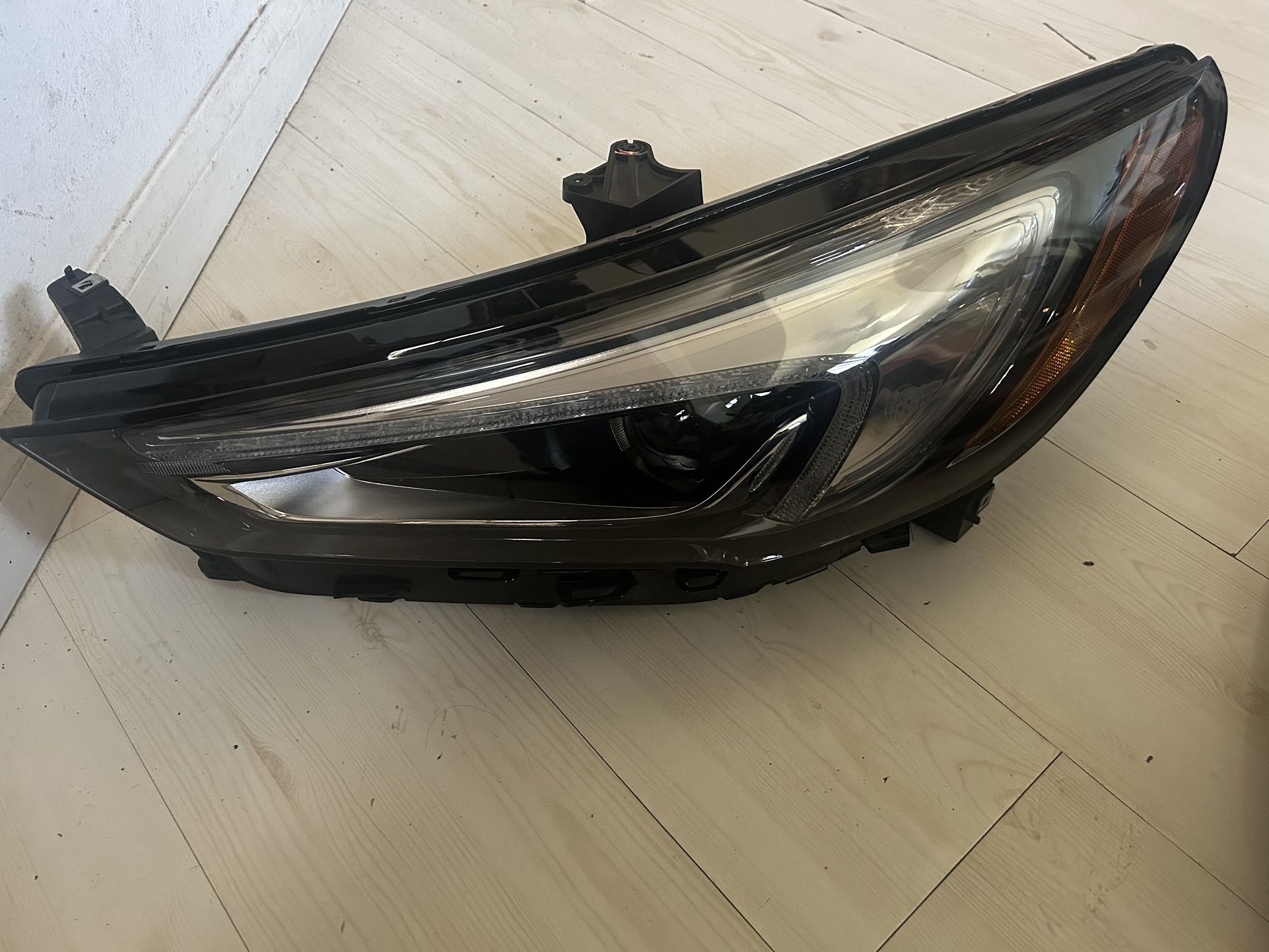 Buick enclaveee 2019 and 2020 and 2021 left headlight 
